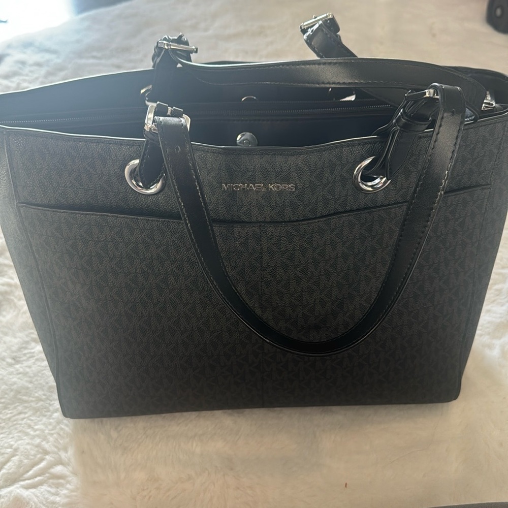 Michael Kors tote with laptop sleeve compartment ✨